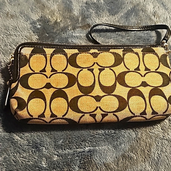 Coach Designer Signature C Style Wallet/Wristlet, Dual Compartments, Zip Closure - Picture 5 of 8